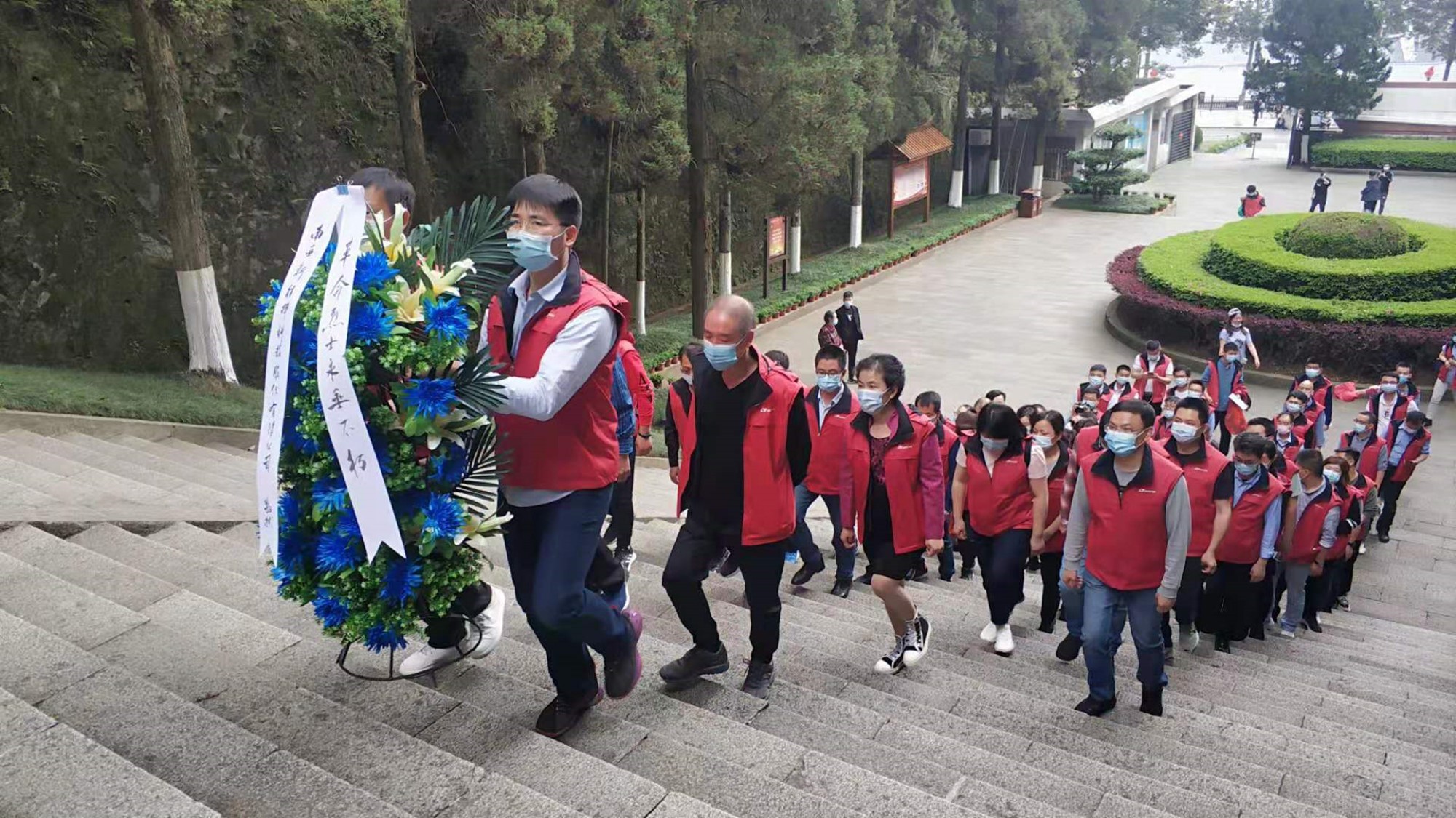 緬懷先烈,學(xué)史明志,勇踐新局(圖2) 緬懷先烈,學(xué)史明志,勇踐新局(圖2)