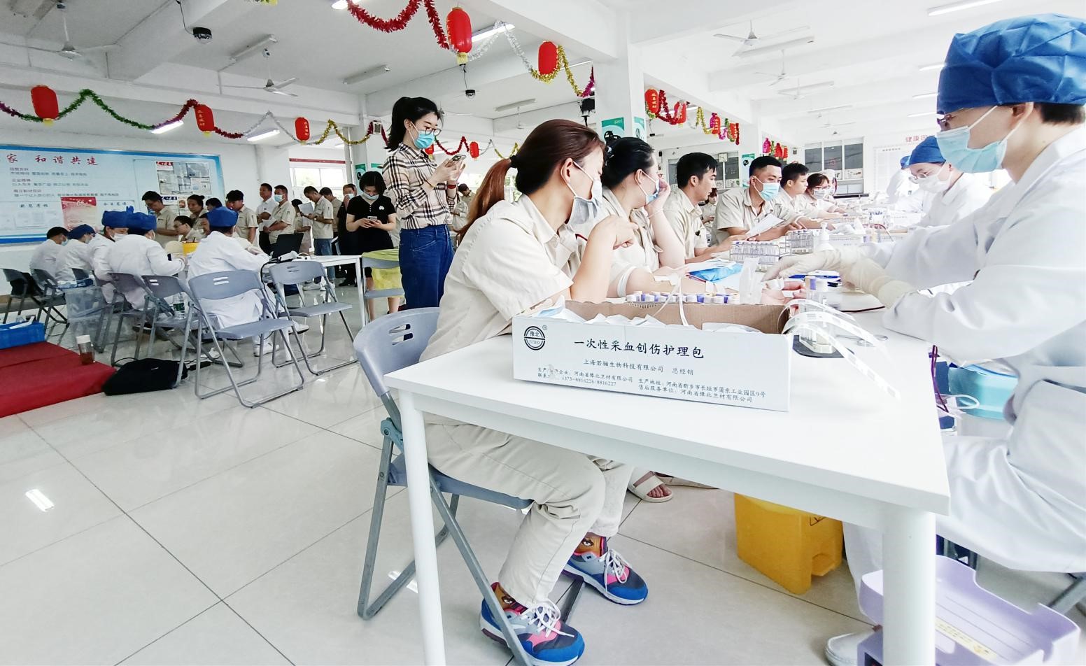 采血車(chē)開(kāi)進(jìn)南亞新材 讓愛(ài)心奉獻(xiàn)蔚然成風(fēng)(圖3) 采血車(chē)開(kāi)進(jìn)南亞新材 讓愛(ài)心奉獻(xiàn)蔚然成風(fēng)(圖3)